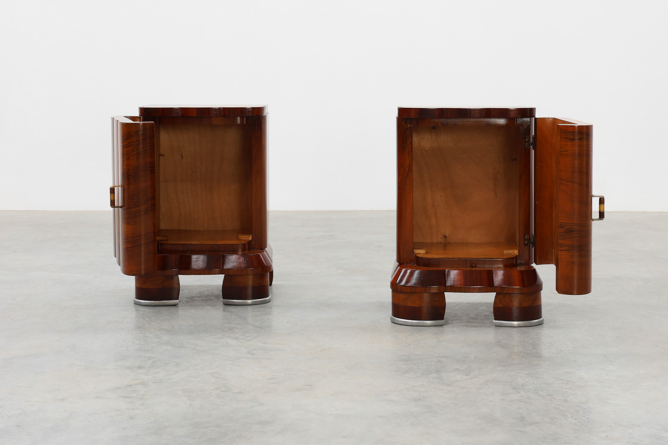 Pair of Art Deco Nightstands in Walnut, Italy 1920sthumbnail